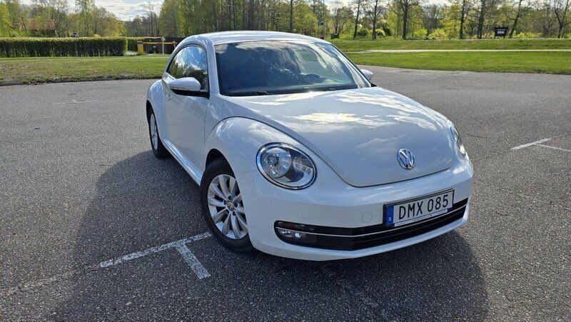 Vit Begagnad 2015 VW Beetle Halvkombi | 124 900 kr (Marknadspris) - Bild 1/4