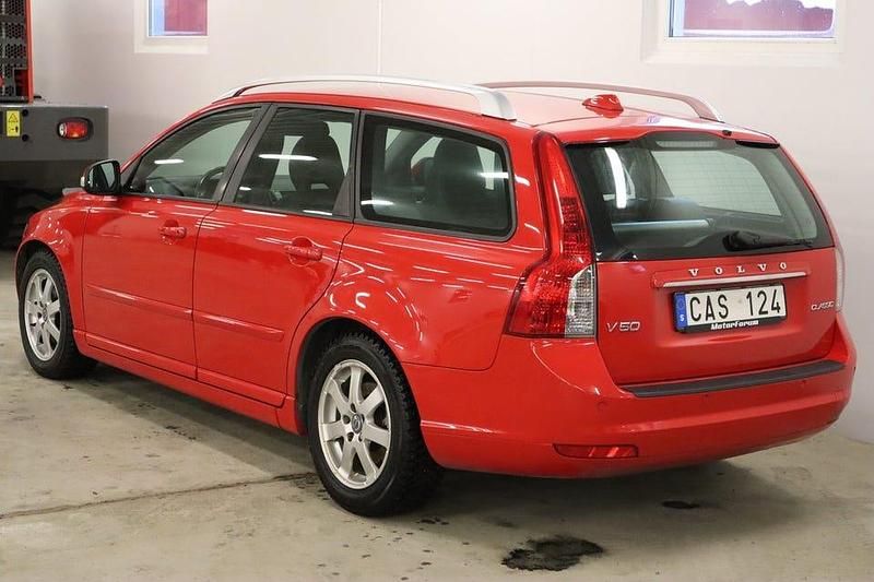 Begagnad Volvo V50 Momentum 116 HK (85 kW) 2011 Röd Kombi