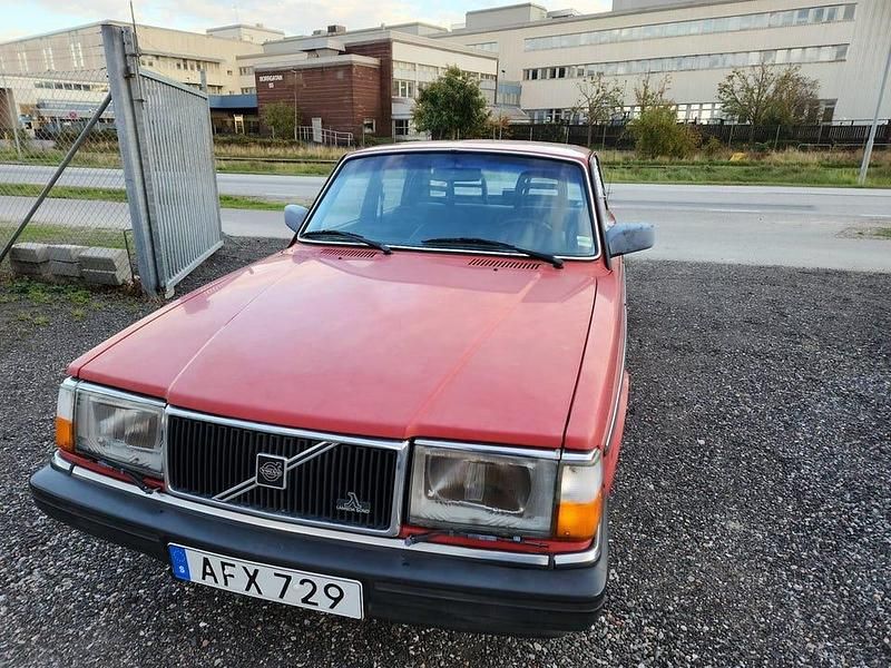Röd Begagnad 1988 Volvo 240 Sedan | 24 500 kr - Bild 1/4