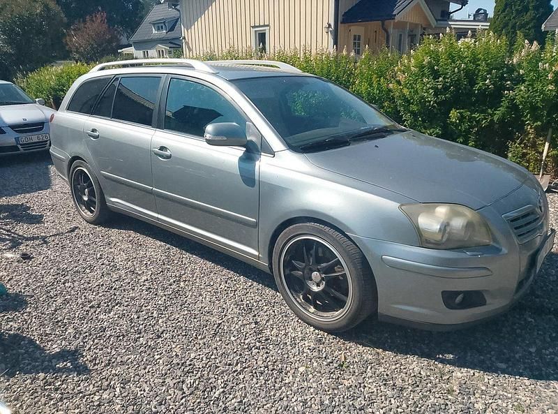 Grå Begagnad 2008 Toyota Avensis Kombi | 19 900 kr (Marknadspris) - Bild 1/4