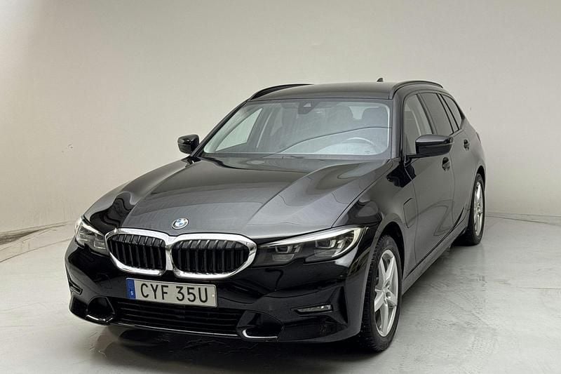 Svart Begagnad 2021 BMW 330 Sport Line Kombi | 300 000 kr - Bild 1/4