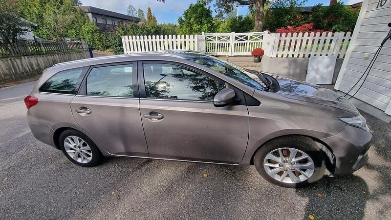 Brun Begagnad 2014 Toyota Auris Touring Sports Active Kombi | 128 000 kr (Marknadspris) - Bild 1/4