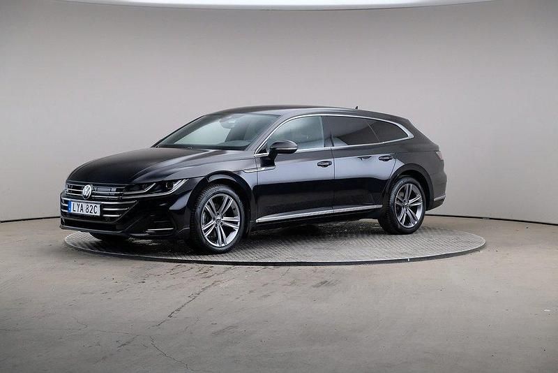 Svart Begagnad 2022 VW Arteon R-line Kombi | 329 000 kr (Marknadspris) - Bild 1/4