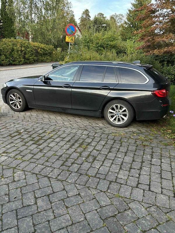 Grå Begagnad 2013 BMW 520 Sport Line Kombi | 87 000 kr (Bra pris) - Bild 1/4