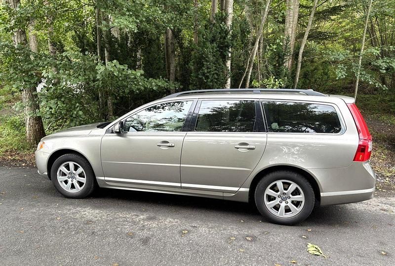 Brun Begagnad 2012 Volvo V70 Momentum Kombi | 109 000 kr (Marknadspris) - Bild 1/4
