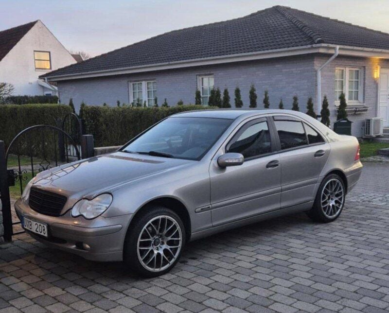 Silver Begagnad 2004 Mercedes C180 Sedan | 38 000 kr (Marknadspris) - Bild 1/2