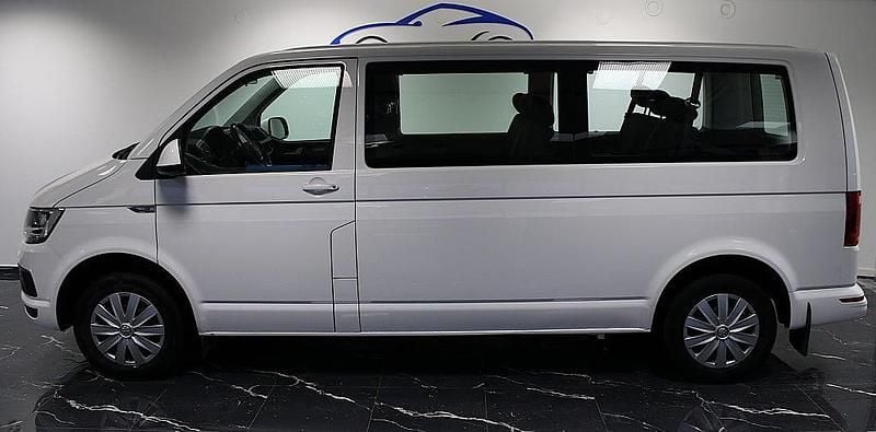 Vit Begagnad 2017 VW Caravelle Minibuss | 298 900 kr (Bra pris) - Bild 1/4