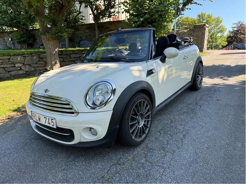 Vit Begagnad 2011 Mini Cooper D Cabriolet Cab | 74 000 kr - Bild 1/4