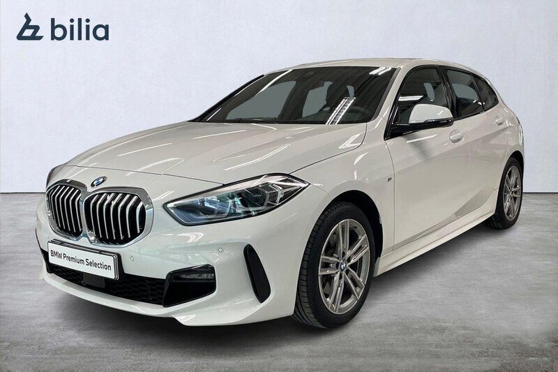 Vit Begagnad 2023 BMW 118 M Sport Halvkombi | 299 900 kr (Lite dyr) - Bild 1/4