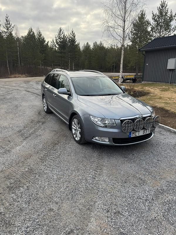 Begagnad 2013 Skoda Superb Kombi | 123 500 kr (Lite dyr) - Bild 1/4