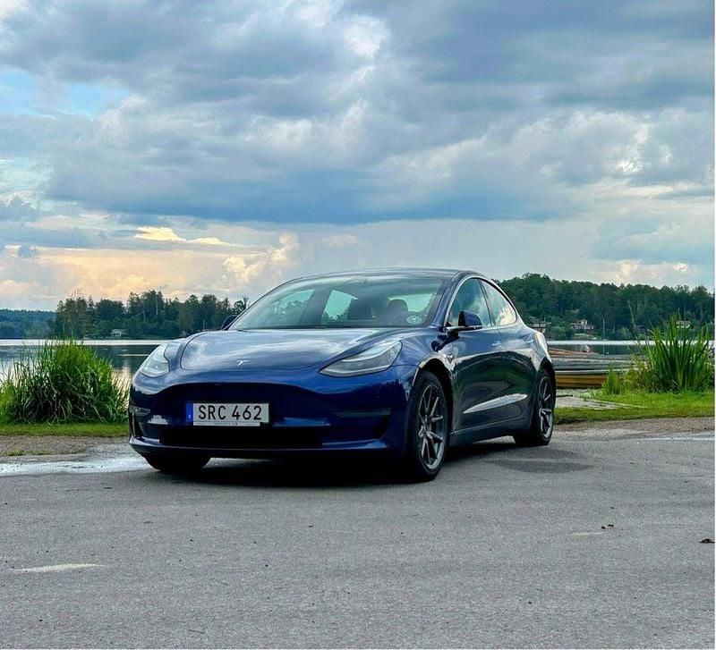 Blå Begagnad 2019 Tesla Model 3 Long Range Sedan | 235 000 kr (Marknadspris) - Bild 1/4