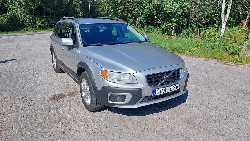 Grå Begagnad 2008 Volvo XC70 Kinetic SUV | 69 000 kr (Marknadspris) - Bild 1/4