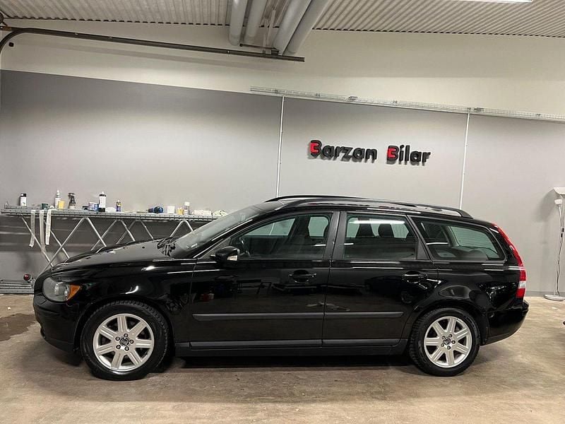 Svart Begagnad 2005 Volvo V50 Kinetic Kombi | 28 500 kr (Marknadspris) - Bild 1/4