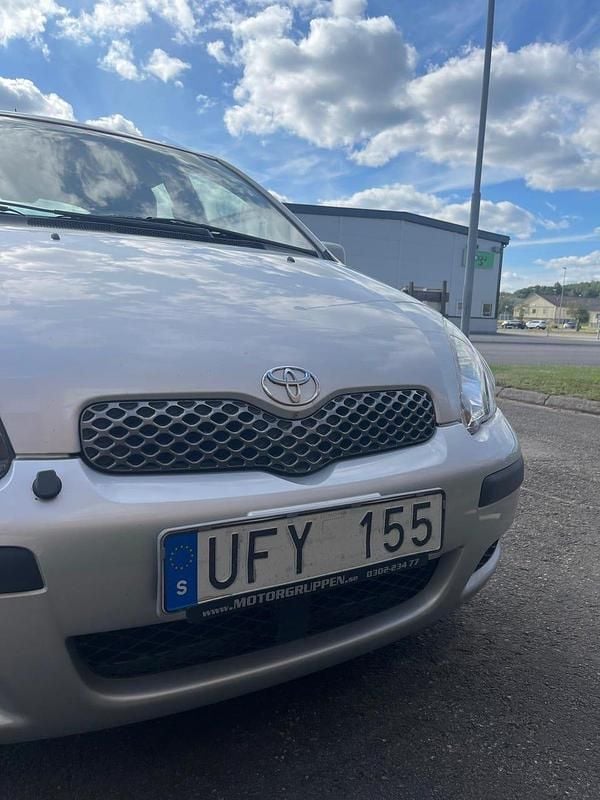 Begagnad 2003 Toyota Yaris Halvkombi | 19 990 kr (Marknadspris) - Bild 1/4
