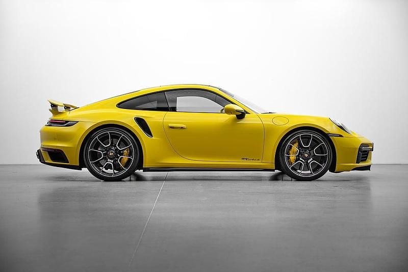 Begagnad Porsche 911 Turbo S 650 HK (478 kW) 2021 Racing yellow
