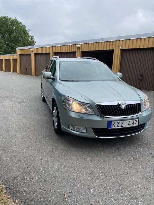 Grön Begagnad 2011 Skoda Octavia Elegance Kombi | 65 000 kr (Marknadspris) - Bild 1/4