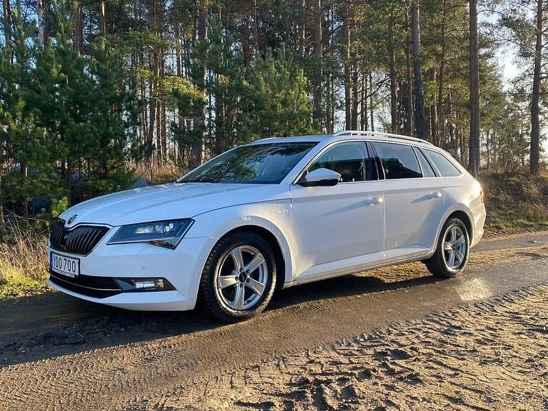 Begagnad 2016 Skoda Superb LAURIN & KLEMENT Kombi | 122 000 kr (Bra pris) - Bild 1/4