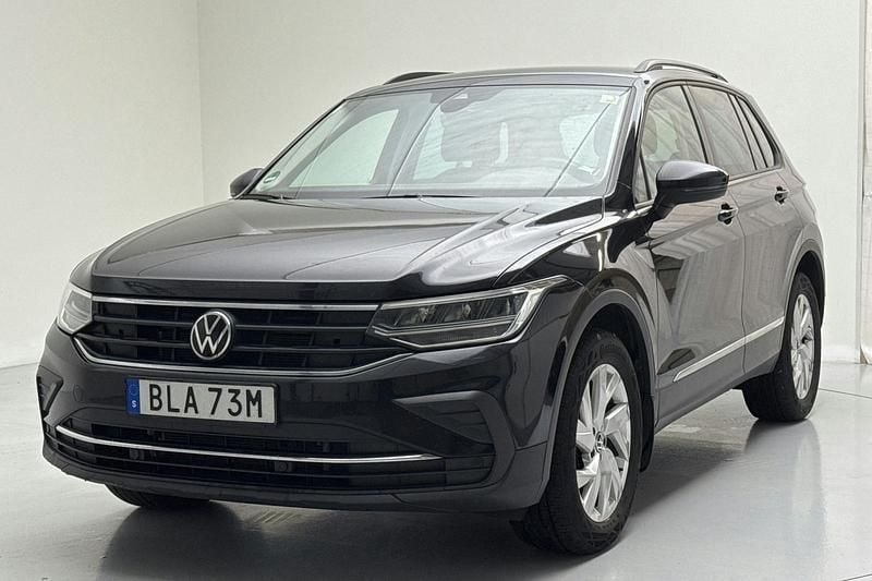 Svart Begagnad 2022 VW Tiguan SUV | 269 000 kr (Superpris) - Bild 1/4
