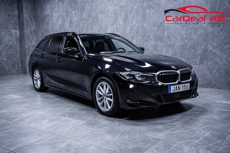 Svart Begagnad 2023 BMW 330e Shadowline Kombi | 419 800 kr - Bild 1/4