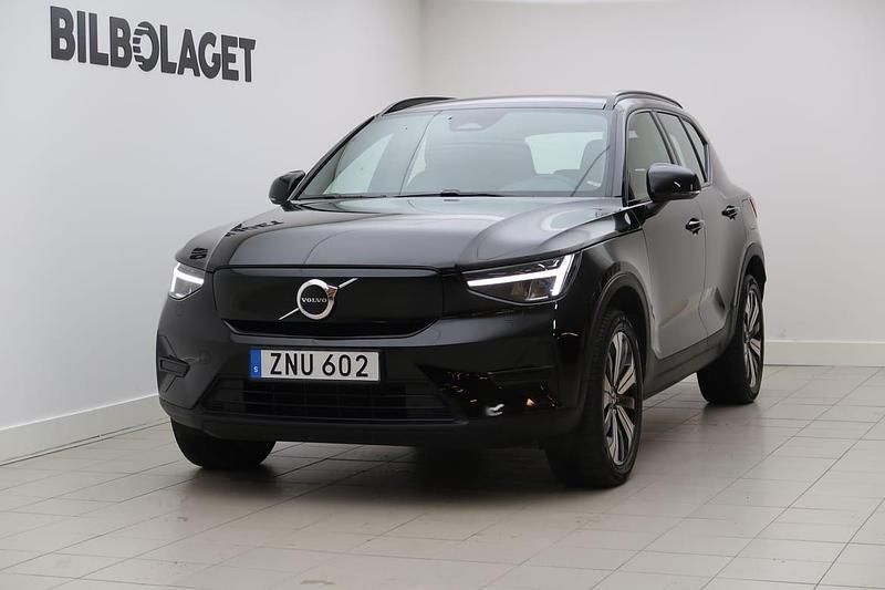 Svart Begagnad 2022 Volvo XC40 Core SUV | 324 800 kr - Bild 1/4