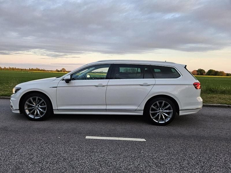 Vit Begagnad 2018 VW Passat R-line Kombi | 219 000 kr (Lite dyr) - Bild 1/4