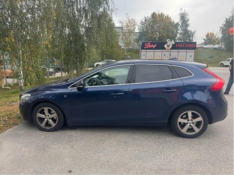 Blå Begagnad 2016 Volvo V40 Ocean Race Kombi | 104 900 kr (Bra pris) - Bild 1/4
