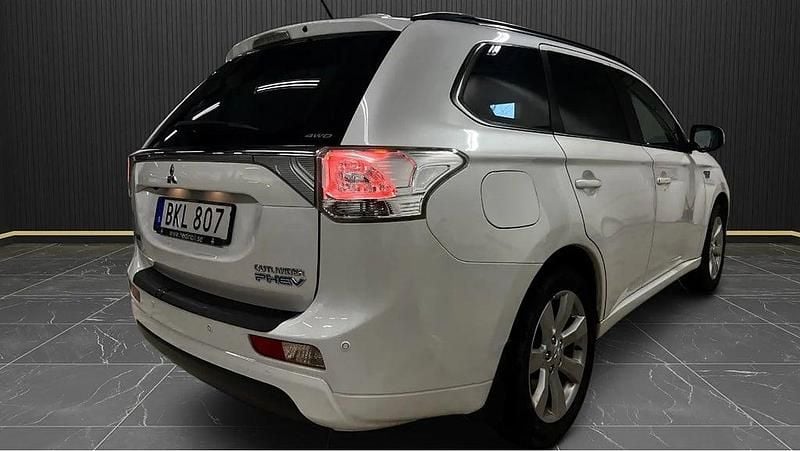 Begagnad Mitsubishi Outlander P-HEV 121 HK (88 kW) 2014 Vit SUV
