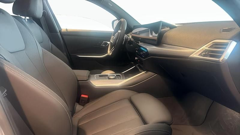 Begagnad BMW 330e Shadowline 299 HK (219 kW) 2025 Grå Kombi