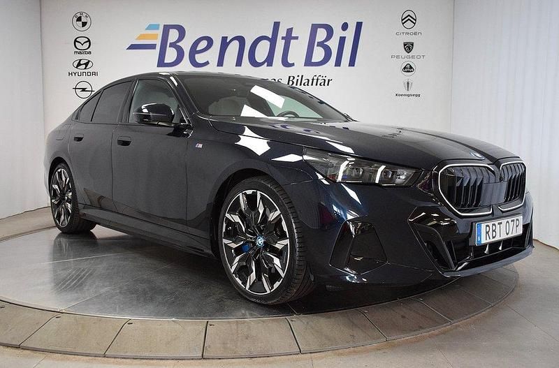 Carbon black metallic Begagnad 2025 BMW 550e Comfort Edition Sedan | 939 500 kr (Marknadspris) - Bild 1/3