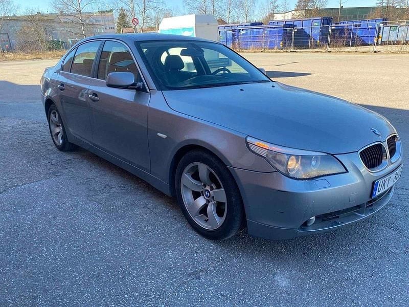 Grå Begagnad 2004 BMW 525 Sedan | 64 900 kr (Marknadspris) - Bild 1/4
