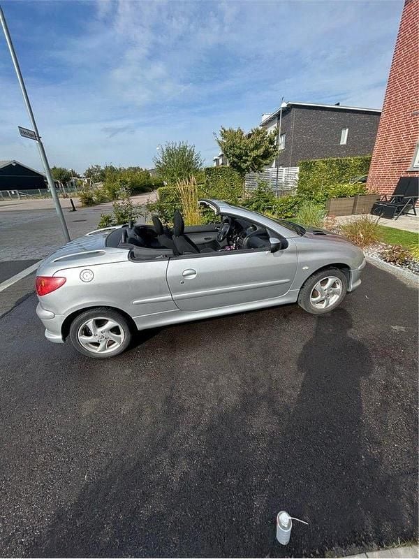 Grå Begagnad 2005 Peugeot 206 CC Cab | 20 900 kr (Bra pris) - Bild 1/4