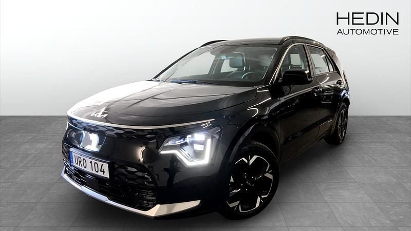 Svart (black) Begagnad 2022 Kia e-Niro 2 SUV | 309 900 kr (Lite dyr) - Bild 1/4