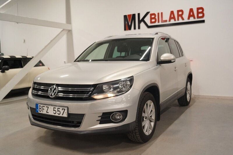 Ljusgrå Begagnad 2012 VW Tiguan Sportline SUV | 124 900 kr (Marknadspris) - Bild 1/4