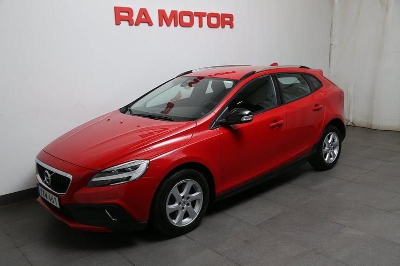 Passion red solid Begagnad 2019 Volvo V40 CC Kombi | 239 900 kr (Marknadspris) - Bild 1/3