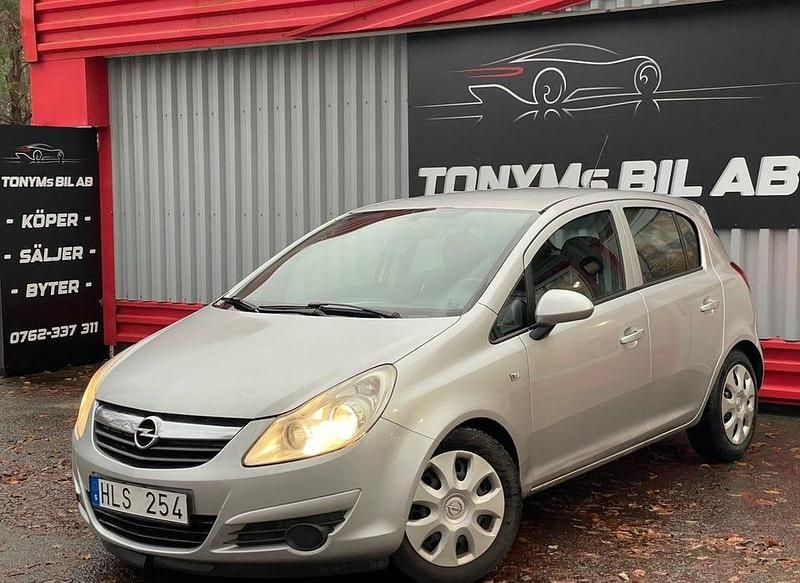 Grå Begagnad 2008 Opel Corsa Halvkombi | 23 900 kr (Marknadspris) - Bild 1/4