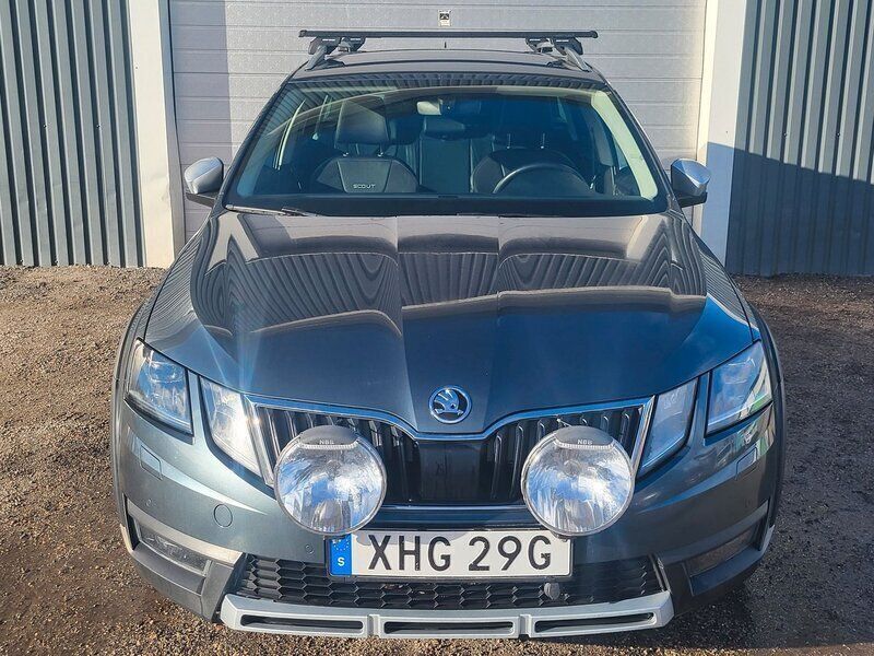 Grå Begagnad 2020 Skoda Octavia Scout Kombi | 199 000 kr (Marknadspris) - Bild 1/4