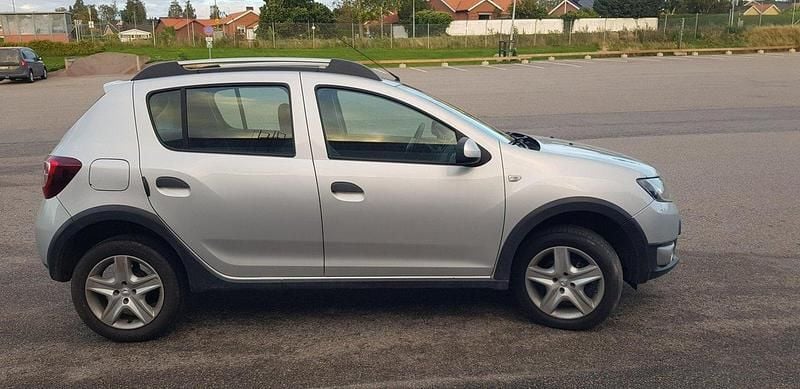 Silver Begagnad 2015 Dacia Sandero Stepway Halvkombi | 55 000 kr (Superpris) - Bild 1/4
