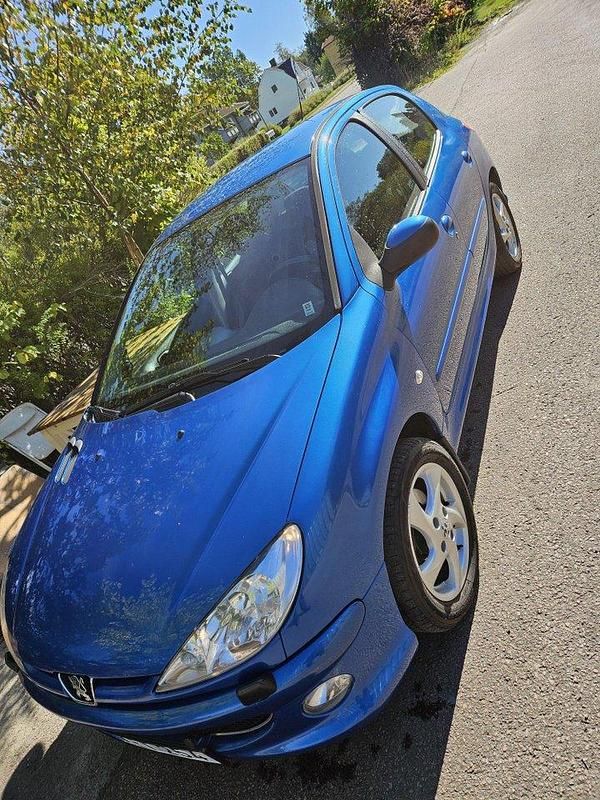 Blå Begagnad 2006 Peugeot 206 Halvkombi | 29 000 kr (Dyr) - Bild 1/4