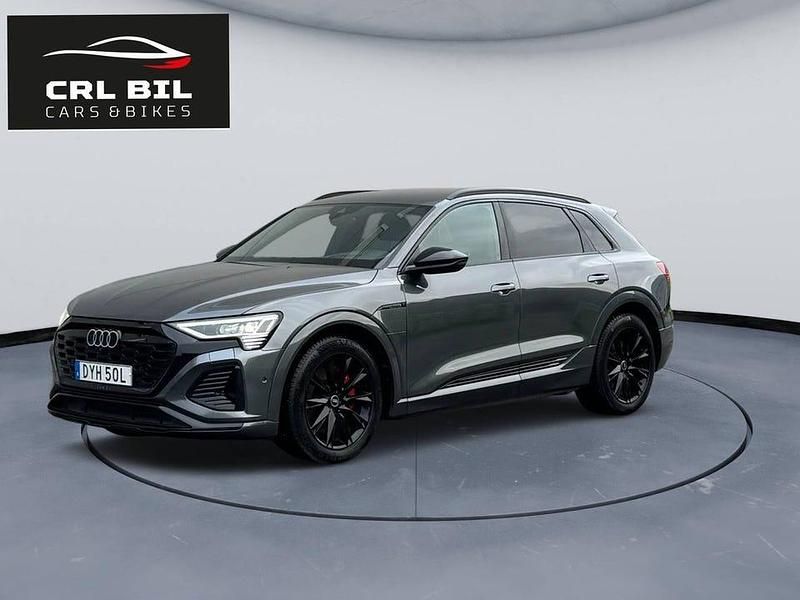 Grå Begagnad 2023 Audi Q8 e-tron S-Line SUV | 649 000 kr (Marknadspris) - Bild 1/4