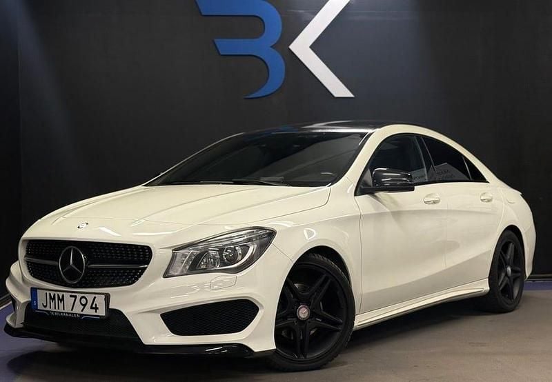 Vit Begagnad 2014 Mercedes CLA200 AMG Sportkupé | 179 900 kr (Marknadspris) - Bild 1/4