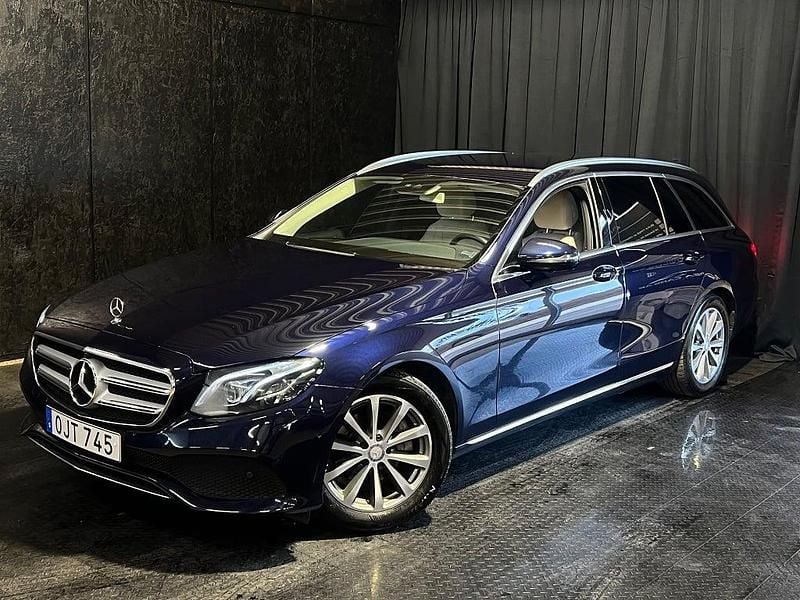 Mörkblå Begagnad 2016 Mercedes E220 Kombi | 239 500 kr (Bra pris) - Bild 1/4