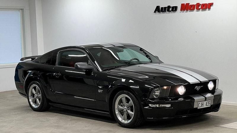 Svart Begagnad 2005 Ford Mustang GT Sedan | 219 900 kr (Lite dyr) - Bild 1/4