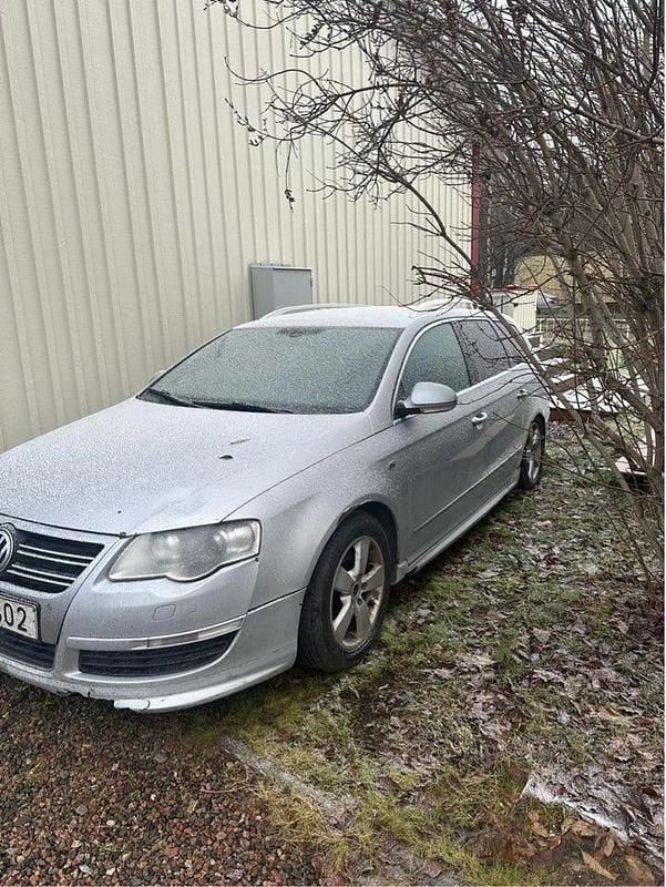 Silver Begagnad 2010 VW Passat Sportline Kombi | 12 000 kr (Superpris) - Bild 1/4