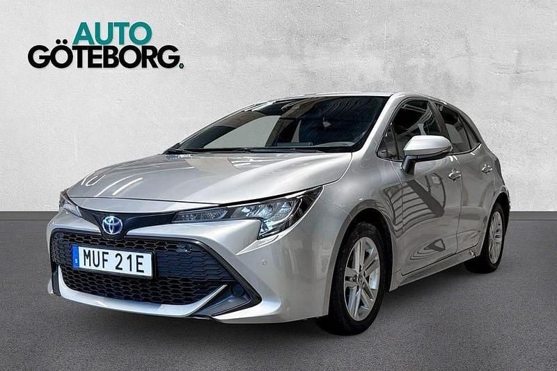 Silver Begagnad 2022 Toyota Corolla Hybrid Active Halvkombi | 169 900 kr (Bra pris) - Bild 1/3