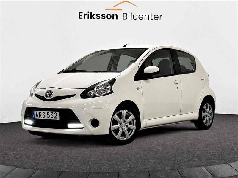 Vit Begagnad 2013 Toyota Aygo Halvkombi | 44 900 kr (Marknadspris) - Bild 1/4