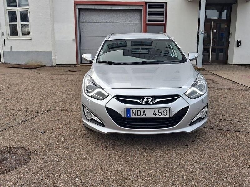 Silver Begagnad 2013 Hyundai i40 Kombi | 59 900 kr (Bra pris) - Bild 1/4