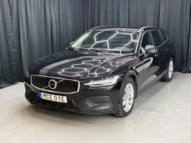 Svart Begagnad 2022 Volvo V60 Momentum Kombi | 209 900 kr (Marknadspris) - Bild 1/4