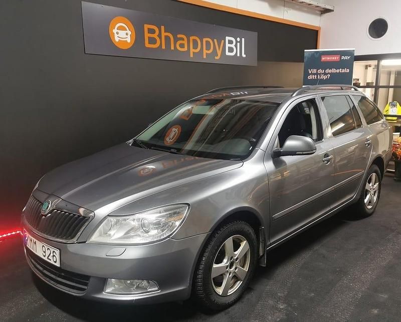 Begagnad Skoda Octavia Elegance 105 HK (77 kW) 2012 Grå Kombi