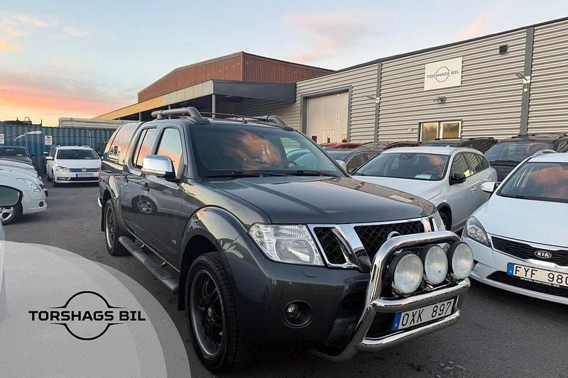 Mörkgrå (grå) Begagnad 2011 Nissan Navara Pickup | 109 900 kr (Marknadspris) - Bild 1/3