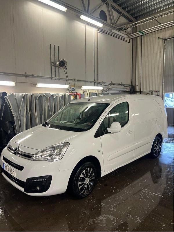 Vit Begagnad 2016 Citroën Berlingo | 75 000 kr (Marknadspris) - Bild 1/4